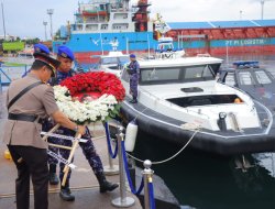 Polda Lampung Gelar Upacara Ziarah dan Tabur Bunga di Laut, Peringati Hari Bhayangkara ke-79
