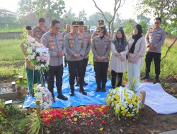 Peringati Hari Bhayangkara ke-79, Baharkam Polri Ziarah ke Makam Briptu Anumerta Ghalib