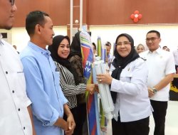 Eva Dwiana Menyerahkan Bantuan Berupa Payung Tenda Dagang Dan Tripod Bagi Pelaku Usaha Mikro Kecil Dan Menengah