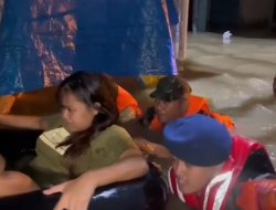 Ibu Hamil Hendak Melahirkan Dievakuasi Polisi Dengan Pelampung dan Ban