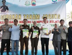 Bupati Egi Bersama Kajati Tanam Benih Jagung di Kecamatan Kalianda
