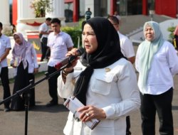 Bunda Eva Serahkan Tiga unit Truk Pengangkut Sampah