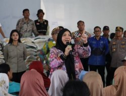 Walikota Eva Dwiana Bagikan Bantuan Beras