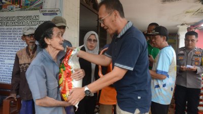 Pemerintah Kota Bandar Lampung Bagikan Beras untuk Korban Banjir