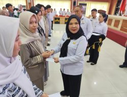 Wali Kota Eva Dwiana Beri Beasiswa Pelajar Tingkat SMA/SMK dan Perguruan Tinggi