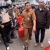 Momen Kebersamaan Disela Unjuk Rasa Mahasiswa, Pegawai Pemprov Bagikan Makanan Ringan