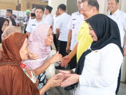 Eva Dwiana Hadir di Penyaluran Bantuan Beras, Warga Bandar Lampung Ungkapkan Rasa Terima Kasih