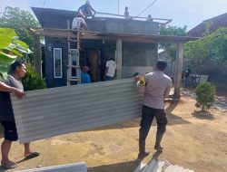 Dampak Angin Kencang, Bhabinkamtibmas Polsek Rumbia Gotong Royong Perbaiki Rumah Warga