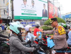 Polisi di Bandar Lampung Bagi-bagi Takjil Ke Warga dan Pengguna Jalan