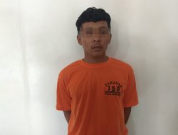 Kurir Paket di Bandar Lampung Ditangkap, Usai Aniaya Juru Parkir Hingga Meninggal Dunia  Bandar Lampung – Polsek Tanjung Karang Timur meringkus IEP (19), warga Banjar Negeri, Natar, Lampung Selatan, usai menganiaya seorang juru parkir mini market di Bandar Lampung. Akibat satu pukulan yang diarahkan pelaku bagian rahang bawah membuat korban terjatuh hingga dibawa ke rumah sakit, naas nyawanya tak terselamatkan.  Peristiwa penganiayaan ini terjadi pada Selasa (4/3/2025), sekitar pukul 17.00 WIB. Di sebuah lahan parkir mini market, jalan putri balau, Kedamaian, Bandar Lampung.  Kapolsek Tanjung Karang Timur, Kompol Kurmen Rubiyanto, mengatakan pemicu terjadinya penganiayaan tersebut, lantaran pelaku tidak terima karena ditegur dengan kata kata kasar oleh korban.  “Saat itu ditegur dengan ucapan yang menyinggung atau kotor, kemudian didatangi oleh pelaku menanyakan maksud dari omongan korban,” Kata Kompol Kurmen.  Korban kemudian ditarik oleh pelaku ke pinggir mobil box. Lalu, pelaku melakukan pemukulan menggunakan tangan kiri hingga korban tak sadarkan diri.  “Saat itu korban ditarik ke pinggir mobil box, ditempat itulah pelaku dengan menggunakan tangan kiri ke arah rahang kanan, korban jatuh dan mengalami luka pendarahan di telinga sebelah kiri dan langsung tak sadarkan diri,” ucapnya.  Akibat penganiayaan tersebut, korban mengalami luka memar pada bagian pipi dan rahang sebelah kanan, setelah terjatuh usai di tinju, telinga sebelah kiri korban mengeluarkan darah, hingga tak sadarkan diri dan meninggal dunia saat dirawan intensif di rumah sakit.  “Saat ini pelaku berikut barang bukti telah ditahan di Mapolsek Tanjung Karang Timur guna proses penyidikan lebih lanjut,” Kata Kurmen.(*)