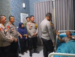 Kapolresta Bandar Lampung Besuk 2 Anggota Polri Yang Terluka Saat Kawal Aksi Unjuk Rasa di DPRD Lampung