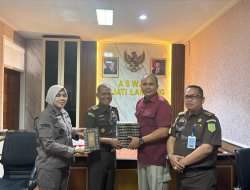 Sinergitas Dukung Pembinaan WBP, Kejati Lampung Serahkan Bantuan Al-Qur’an dan Terima Cendera Mata Karya Narapidana