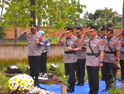 Ziarah Penuh Haru, Kapolda Lampung Kenang Briptu Ghalib yang Gugur dalam Penggerebekan Judi Sabung Ayam