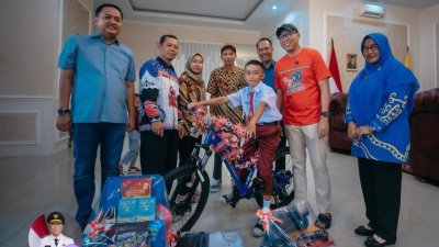 Gubernur Mirza Apresiasi Pahlawan Cilik Panjat Tiang Bendera di Mahan Agung