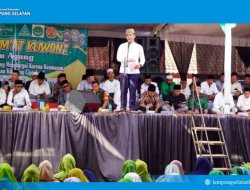 Warga Puji Rahayu ‘Curhat’ Jalan Rusak Saat Pengajian Jumat Kliwon, Bupati Egi: 2026 Kita Anggarkan Perbaikan!