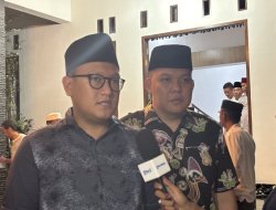 Ahmad Giri Akbar Hadiri Takziah Di Rumah Duka Bupati Way Kanan