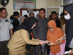 Wali Kota Eva Dwiana Beri Bantuan untuk Korban Banjir di Panjang
