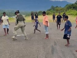 Satgas Ops Damai Cartenz Sambangi Kampung Apom Kiwirok, Salurkan Bantuan Bibit Tanaman dan Alat Tulis