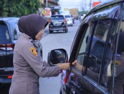 Polda Lampung Bagikan Ribuan Bendera Merah Putih Jelang HUT RI ke-80
