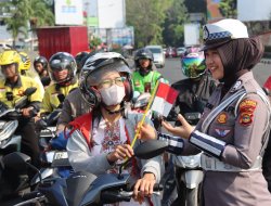 Gelorakan Semangat Nasionalisme, Satlantas Polresta Bandar Lampung Bagikan Bendera Merah Putih Kepada Pengendara