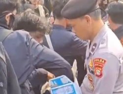 Humanis, Polisi Bagikan Air Pada Massa Aksi Unjuk Rasa di DPR