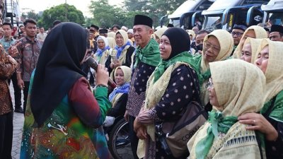 Wali Kota Eva Dwiana Lepas Keberangkatan Ratusan Jamaah Umroh
