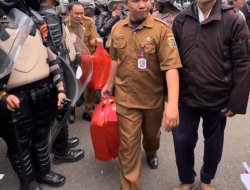 Momen Kebersamaan Disela Unjuk Rasa Mahasiswa, Pegawai Pemprov Bagikan Makanan Ringan