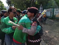 Bagikan Ribuan Mawar Untuk Anggota Polri dan TNI di Sekitar Monas,  Komunitas Ojol Tidak Mau Terprovokasi