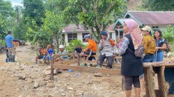 Brimob Polda Lampung Terjunkan Personel Bantu Evakuasi Warga Terdampak Banjir di Lampung Barat