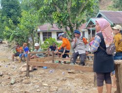 Brimob Polda Lampung Terjunkan Personel Bantu Evakuasi Warga Terdampak Banjir di Lampung Barat
