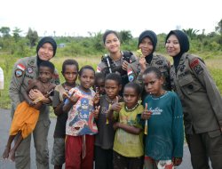 Polwan Satgas Ops Damai Cartenz Berikan Sentuhan Humanis Bersama Anak-Anak Nduga