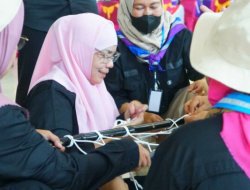 Keterampilan Kadisdikbud Eka Afriana Rakit Tandu Darurat Sangat Mengagumkan