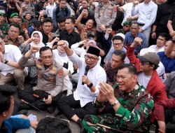Pemimpin Daerah Lampung Duduk Bersila Bersama Mahasiswa, Dengarkan Aspirasi Aliansi Lampung Melawan di Depan Kantor DPRD
