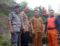 Lurah Susunan Baru Bersama Bhabinkamtibmas dan BPBD Tanggulangi Pohon Tumbang di Jalan Sultan Badaruddin