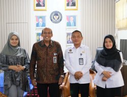 *Kalapas Narkotika Bandar Lampung Terima Audiensi Pincab BRI Tanjung Karang, Bahas Kolaborasi Program Ketahanan Pangan*   Lembaga Pemasyarakatan (Lapas) Narkotika Kelas IIA Bandar Lampung menerima kunjungan audiensi dari Pimpinan Cabang Bank Rakyat Indonesia (BRI) Tanjung Karang Hidayat Akbar di ruang kerja Kalapas. Selasa (07/10).  Audiensi ini membahas peluang kerja sama dalam mendukung program ketahanan pangan nasional yang menjadi salah satu fokus pembangunan pemerintahan Presiden Prabowo Subianto, sekaligus sejalan dengan 13 Akselerasi Kementerian Imigrasi dan Pemasyarakatan (IMIPAS) di bawah arahan Menteri IMIPAS dan Direktur Jenderal Pemasyarakatan.  Kunjungan tersebut diterima langsung oleh Kepala Lapas Narkotika Bandar Lampung, Jumadi. Dalam kesempatan tersebut, Kalapas menyampaikan apresiasi atas kunjungan dan komitmen pihak BRI yang ingin bersinergi dalam upaya pemberdayaan warga binaan melalui program pertanian dan peternakan produktif.  “Kami di Lapas Narkotika Bandar Lampung berkomitmen mendukung penuh program ketahanan pangan yang menjadi prioritas nasional. Warga binaan memiliki potensi besar untuk berkontribusi melalui kegiatan kerja produktif di bidang pertanian, perikanan, dan peternakan. Karena itu, kami menyambut baik sinergi dengan BRI dalam penguatan program ini, baik dari sisi pembiayaan, pelatihan, maupun pengembangan sarana produksi,” ujar Kalapas Jumadi.  Lebih lanjut, Kalapas Jumadi menjelaskan bahwa kerja sama ini tidak hanya berorientasi pada pembangunan fisik semata, tetapi juga pada pembinaan mental dan kemandirian ekonomi warga binaan agar mereka siap berdaya saing setelah bebas.  “Kami ingin membangun ekosistem pembinaan yang berkelanjutan. Artinya, warga binaan tidak hanya dibina secara kepribadian dan spiritual, tetapi juga diberi bekal keterampilan yang relevan dengan kebutuhan pasar dan sektor ketahanan pangan. Dukungan BRI melalui program CSR akan menjadi langkah strategis untuk memperkuat kapasitas dan sarana kegiatan kerja di lapas,” tambahnya.  Kalapas menutup pertemuan dengan menegaskan pentingnya kolaborasi lintas sektor dalam mewujudkan pemasyarakatan yang produktif dan berdampak sosial. “Kami berharap audiensi ini menjadi langkah awal sinergi yang konkret antara Lapas dan BRI. Kami ingin menunjukkan bahwa lembaga pemasyarakatan tidak hanya menjadi tempat pembinaan, tetapi juga pusat pemberdayaan yang mampu memberikan kontribusi nyata bagi ketahanan pangan dan kesejahteraan masyarakat,” pungkas Jumadi.  Audiensi berlangsung dalam suasana hangat dan penuh semangat kolaboratif. Kedua pihak sepakat untuk menindaklanjuti pertemuan ini dengan penyusunan proposal dan rencana aksi yang akan disesuaikan dengan program CSR BRI serta prioritas Asta Cita Ketahanan Pangan Nasional dan 13 Akselerasi IMIPAS.(*)  (Humas Lapas Narkotika Bandar Lampung)