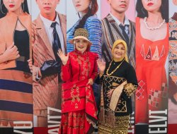 Ketua Kota MLB Mas Ariona Jadi Model Desainer Rita Anom Sari, Angkat Wastra Lampung di Ajang Lampung Fashion Tendance 2025