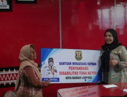 Sebanyak 25 Penyandang Disabilitas Tunanetra Menerima Bantuan Modal Usaha Yang Diserahkan Secara Smbolis Oleh Eva Dwiana
