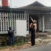 Mengurai Kesemrawuran, Tim Disperkim Kota Lakukan Penertiban Kabel Fiber Optik di Bandar Lampung