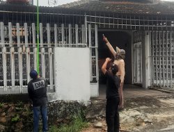 Mengurai Kesemrawuran, Tim Disperkim Kota Lakukan Penertiban Kabel Fiber Optik di Bandar Lampung