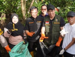 Wali Kota Eva Dwiana Hadiri Aksi Bersih Pantai Bersama Pemprov Lampung