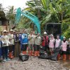 TANGGAP BENCANA DINI: PLN NP UP Sebalang Keruk Sedimentasi Sungai, Lindungi Dua Dusun dari Ancaman Banjir