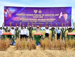 Danrem 043/Gatam Sambut Menhan RI dan Panglima TNI pada Panen Raya Kedelai TNI AL di Lampung Utara