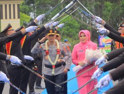 Tradisi Penuh Kehormatan, Polda Lampung Sambut Kapolda Baru Irjen Pol Helfi Assegaf dengan Prosesi Adat dan Pedang Pora