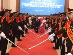 Kapolda Lampung Irjen Helfy Assegaf Lepas 101 Personel Purnabakti dengan Tradisi Pedang Pora yang Haru