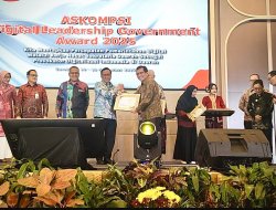 Sekdaprov Lampung Raih Penghargaan Sekda Terbaik Kategori Vision Pada ASKOMSI Digital Leadership Government Award 2025