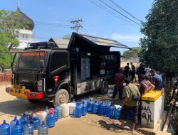 Bantu Warga Bertahan di Tengah Banjir, Polri Distribusikan Air Bersih dan Masker di Nagan Raya