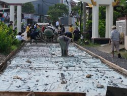 Wujud Pengabdian Sosial, Warga Binaan dan Petugas Lapas Narkotika Bandar Lampung Cor Beton Jalan Desa Way Huwi