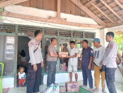 Kapolsek Rebang Tangkas Berikan Bantuan Kepada Korban Yang Rumahnya Tersambar Petir