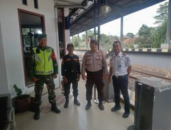 Amankan Nataru, Polres Way Kanan Tingkatkan Patroli dan Sosialisasi Layanan 110 di Stasiun Kereta Api