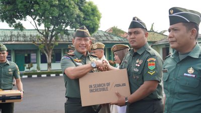 Serahkan Laptop dan Kaos Aerobik, Danrem 043/Gatam Bantuan Ini Dapat Meningkatkan kinerja dan Kebugaran Jasmani